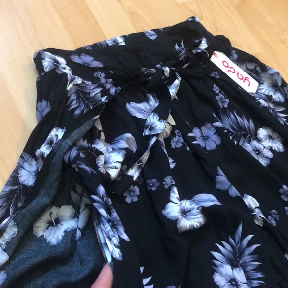 Wide legged pants with side opening - Picture 3 of 7